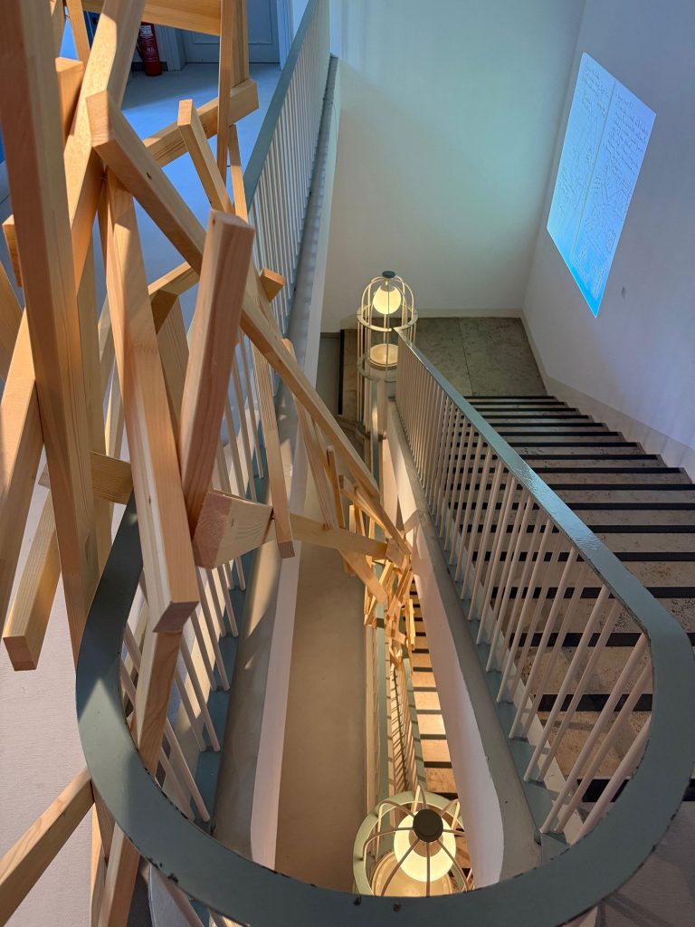 StudioColpe ist ein Büro für Ausstellungsdesign in Hamburg. making THEATRE. Wie Theater entsteht. das Theaterwesen. Deutsches Theatermuseum München. Residenztheater München. Romeo und Julia Shakespeare. Ausstellungsarchitektur ist aus Theaterlatten