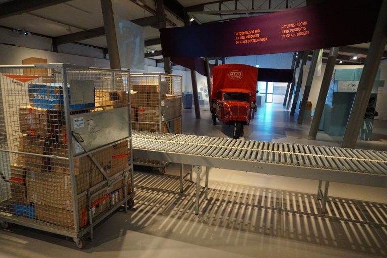 StudioColpe ist ein Büro für Ausstellungsdesign in Hamburg. Dein Paket ist da! Shoppen auf Bestellung Entwurf Ausstellungsarchitektur, Exponatpräsentation, Lichtdesign, Stiftung Historische Museen, Hamburg, im Museum der Arbeit