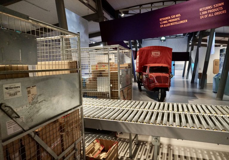 StudioColpe ist ein Büro für Ausstellungsdesign in Hamburg. Dein Paket ist da! Shoppen auf Bestellung Entwurf Ausstellungsarchitektur, Exponatpräsentation, Lichtdesign, Stiftung Historische Museen, Hamburg, im Museum der Arbeit