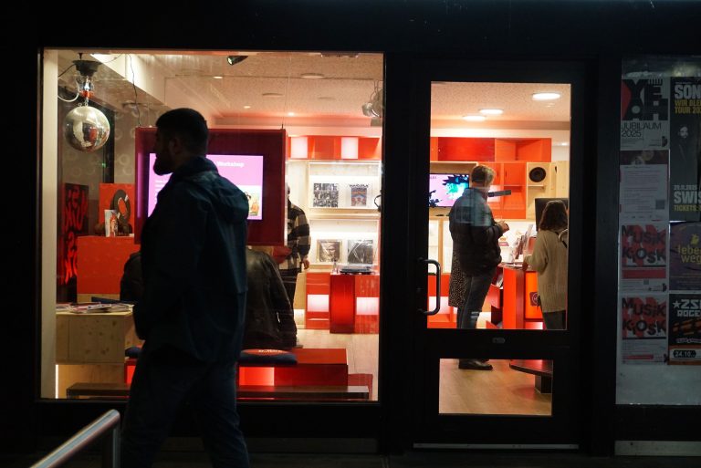 StudioColpe ist ein Büro für Ausstellungsdesign in Hamburg. Musik Kiosk City of Music Hannover Sigi Colpe. Finissage