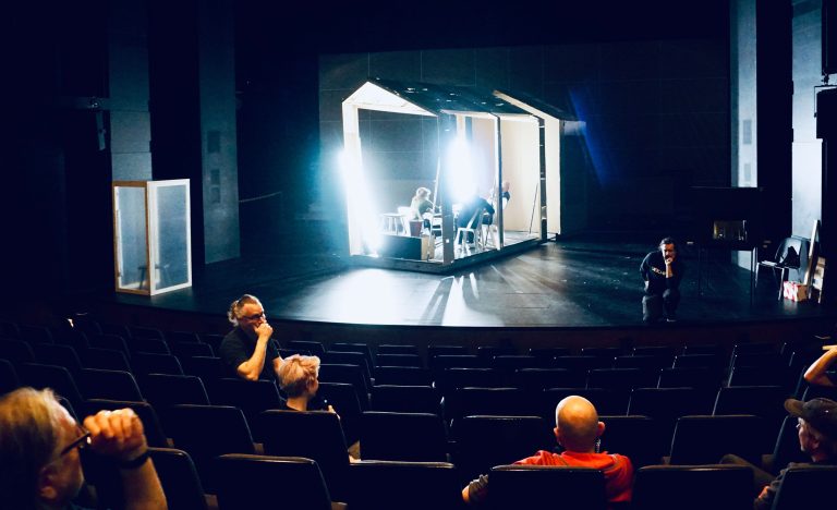 StudioColpe ist ein Büro für Ausstellungsdesign in Hamburg. Bühnenprobe "Orestie“ von Aischylos in Neubearbeitung von Robert Icke Inszeniert am Staatstheater Nürnberg von Stephan Kimmig. Bühnenbild von Sigi Colpe