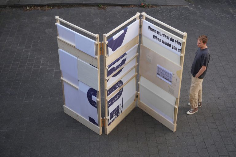 StudioColpe ist ein Büro für Ausstellungsdesign in Hamburg. Nachhaltiges Ausstellungswandsystem Studio Colpe. Reuse alter Ausstellungsbestandteile.