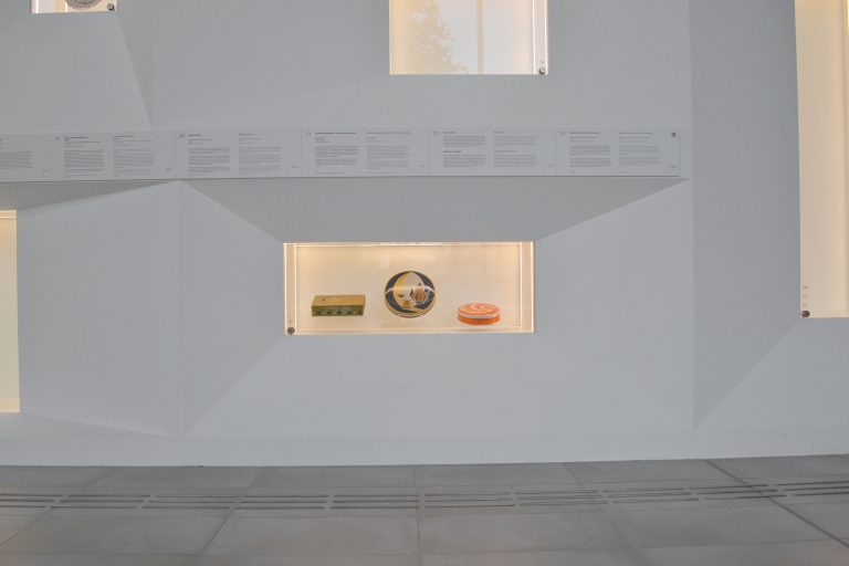 StudioColpe ist ein Büro für Ausstellungsdesign in Hamburg.Zu sehen ist die Ausstellungswand im Foyer Sammlungszentrum Hannover. In konischen Fächern und Vitrinen werden ausgewählte Exponate in- szeniert. Beteiligt sind: Historisches Museum Hannover, Sprengel Museum, Museum August Kästner, Stadtbibliothek, Stadtarchiv und Kunstbesitz Hannover.